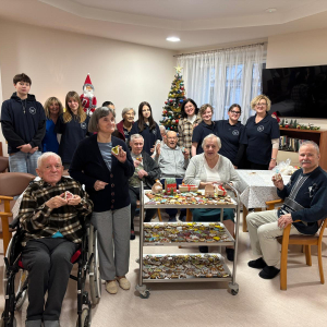  Międzypokoleniowe zdobienie pierników z Młodzieżą z Zespołu Szkół Gastronomicznych