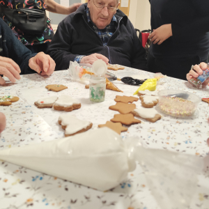  Międzypokoleniowe zdobienie pierników z Młodzieżą z Zespołu Szkół Gastronomicznych