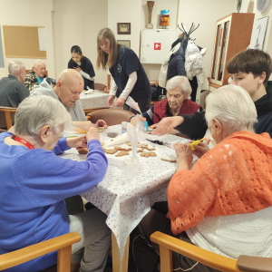  Międzypokoleniowe zdobienie pierników z Młodzieżą z Zespołu Szkół Gastronomicznych