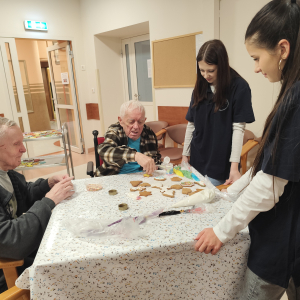  Międzypokoleniowe zdobienie pierników z Młodzieżą z Zespołu Szkół Gastronomicznych