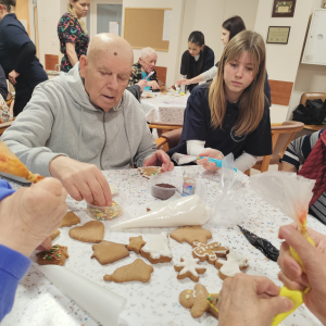  Międzypokoleniowe zdobienie pierników z Młodzieżą z Zespołu Szkół Gastronomicznych