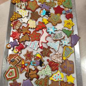  Międzypokoleniowe zdobienie pierników z Młodzieżą z Zespołu Szkół Gastronomicznych