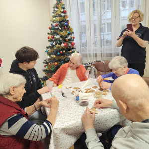  Międzypokoleniowe zdobienie pierników z Młodzieżą z Zespołu Szkół Gastronomicznych