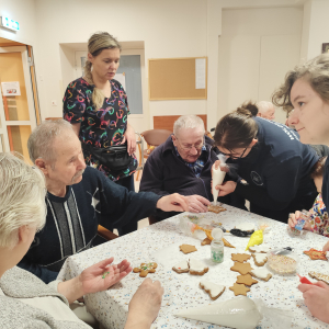 Międzypokoleniowe zdobienie pierników z Młodzieżą z Zespołu Szkół Gastronomicznych