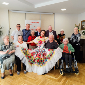 Zdjęcie grupowe Artystów w towarzystwie Pracowników i Mieszkańców Domu 