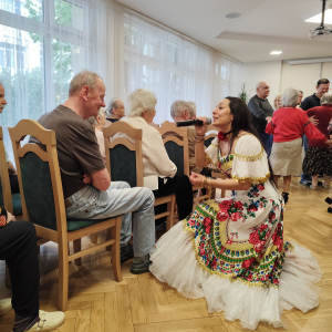 Pani Patrycja Runo podczas utworu w towarzystwie Mieszkańców Domu