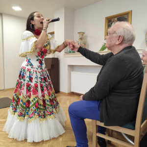 Pani Patrycja Runo wraz z Mieszkańcem Domu