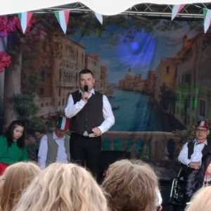 Na zdjeciu Uczestnik Pikniku biorącu dział w Wydarzeniu