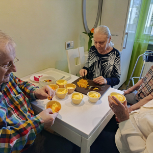 Trening kulinarny w DPS - Mieszkańcy przygotowują składniki do koktajli