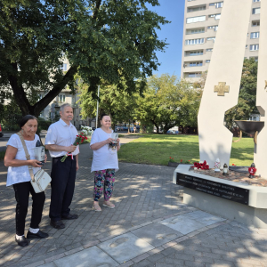 Delegacja Mieszkańcow DPS Pracownika Oświaty oddających hołd Bohaterom Powstania Warszawskiego przed Pomnikiem na Mokotowie