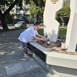 Delegacja Mieszkańcow DPS Pracownika Oświaty oddających hołd Bohaterom Powstania Warszawskiego przed Pomnikiem na Mokotowie