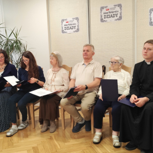 Mieszkańcy, Pracownicy, Dyrekcja i kleryk podczas programu słowno-muzycznego 